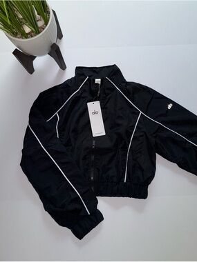 Sleek and sporty Alo Yoga cropped windbreaker jacket 🖤 🤍 Size S